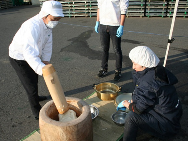 厚生会による餅つき&振舞い餅が行われました